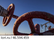 Вентили кустовой насосной станции и нефтяной станок-качалка. Стоковое фото, фотограф Егор Алеев / ТАСС / Фотобанк Лори
