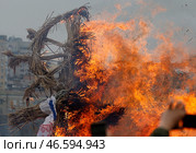 Сожжение масленичного чучела. Стоковое фото, фотограф Валерий Матыцин / ТАСС / Фотобанк Лори