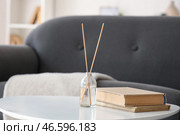 Аромадиффузор и книги на столе дома, крупным планом. Стоковое фото, фотограф Pixel_shot / Фотобанк Лори