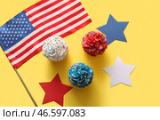 Вкусные патриотические капкейки с флагом США и звездами на желтом фоне. День независимости Америки. Стоковое фото, фотограф Pixel_shot / Фотобанк Лори