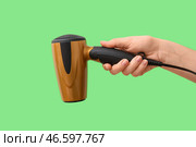 Женская рука с феном на зеленом фоне. Стоковое фото, фотограф Pixel_shot / Фотобанк Лори