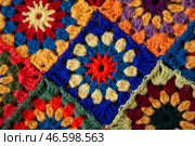 Квадратные мотивы связаны крючком из шерстяной пряжи красного, желтого и синего цветов. Стоковое фото, фотограф Дмитрий Петров / Фотобанк Лори