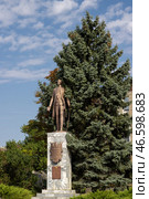 Памятник Александру Суворову, станица Ленинградская, Краснодарский край, Россия. Статуя полководца Александра Васильевича Суворова на пьедестале. Скульптор А. Х. Мурадян. Туристическая достопримечательность станицы Ленинградской. (2022 год). Редакционное фото, фотограф Андрей Степанов / Фотобанк Лори