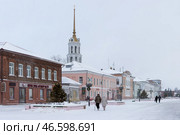 Город Шуя, Ивановская область, Россия. Зимний вид на улицу Малахия Белова в историческом центре Шуи. По заснеженной пешеходной улице гуляют люди. В старых зданиях расположены магазины. Вдали видна высокая колокольня Воскресенского собора. Популярный туристический район города. Повседневная жизнь в регионах России. Редакционное фото, фотограф Андрей Степанов / Фотобанк Лори