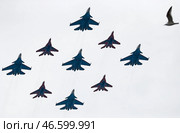Самолеты Су-30СМ и МиГ-29 во время демонстрационного полета. Стоковое фото, фотограф Григорий Дукор / ТАСС / Фотобанк Лори