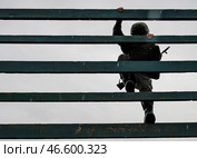 Военнослужащий во время прохождения полосы препятствий. Стоковое фото, фотограф Виталий Невар / ТАСС / Фотобанк Лори