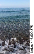 Средиземное море, прибой, прибрежная полоса, галечный пляж в солнечный день. Стоковое видео, видеограф Оксана Шведкова / Фотобанк Лори