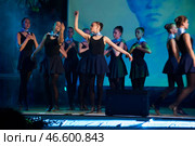 Выступление народных коллективов на празднике девятого мая в День Победы в Великой Отечественной войне, исполнение военных песен хоровым коллективом артистов, одетых в военную форму 1945 годаPerformance of folk groups on the holiday of May 9, Victory Day in the Great Patriotic War, performance of war songs by a choir of artists dressed in military uniforms of 1945 (2019 год). Редакционное фото, фотограф Юрий Карачев / Фотобанк Лори