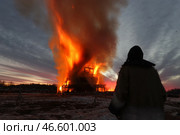 Сожжение масленичного чучела. Стоковое фото, фотограф Сергей Карпухин / ТАСС / Фотобанк Лори
