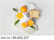 Стеклянная банка вкусного апельсинового варенья и хлеба на светлом фоне. Стоковое фото, фотограф Pixel_shot / Фотобанк Лори