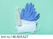 Медицинские маски, резиновые перчатки и дезинфицирующие средства для рук на цветном фоне. Стоковое фото, фотограф Pixel_shot / Фотобанк Лори