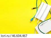 Маршрутизатор Wi-Fi с антеннами и сетевыми кабелями на цветном фоне. Стоковое фото, фотограф Pixel_shot / Фотобанк Лори