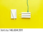 Маршрутизаторы Wi-Fi с антеннами и сетевым кабелем на цветном фоне. Стоковое фото, фотограф Pixel_shot / Фотобанк Лори