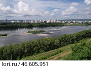 Кемеровская область. Новокузнецк. Вид на город через реку Томь (2021 год). Стоковое фото, фотограф Ярослав Беляев / ТАСС / Фотобанк Лори