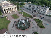 Кемеровская область. Новокузнецк. Новокузнецкий драматический театр на улице Кирова и Театральная площадь (2021 год). Стоковое фото, фотограф Ярослав Беляев / ТАСС / Фотобанк Лори