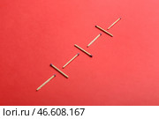 Целые спички на красном фоне. Концепция социального дистанцирования. Стоковое фото, фотограф Pixel_shot / Фотобанк Лори
