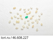 Различные желейные бобы на светлом фоне. Концепция уникальности. Стоковое фото, фотограф Pixel_shot / Фотобанк Лори