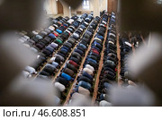 Мусульмане во время совершения намаза в мечети (2021 год). Стоковое фото, фотограф Елена Афонина / ТАСС / Фотобанк Лори