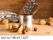 Жестяная банка с вареной сгущенкой и вкусным печеньем в форме грецкого ореха на деревянном фоне. Стоковое фото, фотограф Pixel_shot / Фотобанк Лори