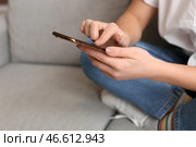 Красивая молодая женщина пользуется мобильным телефоном дома, крупным планом. Стоковое фото, фотограф Pixel_shot / Фотобанк Лори