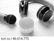 Беспроводной портативный динамик, микрофон и наушники на белом деревянном фоне. Стоковое фото, фотограф Pixel_shot / Фотобанк Лори