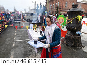 Женщина разносит горячий чай из самовара. Масленица. Город Ялуторовск Тюменская область. Редакционное фото, фотограф Александр Тараканов / Фотобанк Лори