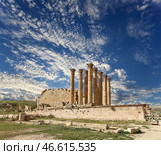 Temple of Zeus, Jordanian city of Jerash (Gerasa of Antiquity), capital and largest city of Jerash Governorate, Jordan. Against the background of a beautiful sky with clouds (2016 год). Стоковое фото, фотограф Владимир Журавлев / Фотобанк Лори