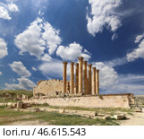 Temple of Zeus, Jordanian city of Jerash (Gerasa of Antiquity), capital and largest city of Jerash Governorate, Jordan. Against the background of a beautiful sky with clouds (2016 год). Стоковое фото, фотограф Владимир Журавлев / Фотобанк Лори