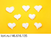 Ватные сердечки на желтом фоне. Стоковое фото, фотограф Pixel_shot / Фотобанк Лори