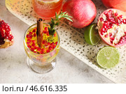 Стакан вкусного гранатового коктейля и свежие фрукты на светлом фоне. Стоковое фото, фотограф Pixel_shot / Фотобанк Лори