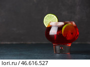 Стакан вкусного гранатового коктейля на черном фоне. Стоковое фото, фотограф Pixel_shot / Фотобанк Лори