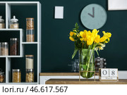 Ваза с тюльпанами и кубическим календарем с датой 8 МАРТА на деревянной кухонной стойке. Празднование Международного женского дня. Стоковое фото, фотограф Pixel_shot / Фотобанк Лори