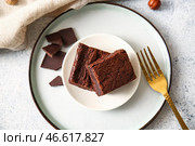 Тарелка с кусочками вкусного шоколадного брауни на светлом фоне. Стоковое фото, фотограф Pixel_shot / Фотобанк Лори