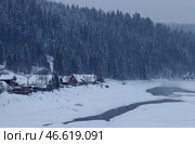 Пермский край. Заснеженные дома в поселке Усьва (2021 год). Стоковое фото, фотограф Сергей Мальгавко / ТАСС / Фотобанк Лори