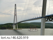 Владивосток. Парусное судно, проплывающее под Русским мостом (2020 год). Стоковое фото, фотограф Юрий Смитюк / ТАСС / Фотобанк Лори