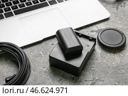 Ноутбук и фототехника на фоне гранж. Стоковое фото, фотограф Pixel_shot / Фотобанк Лори