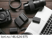 Ноутбук и фототехника на деревянном столе. Стоковое фото, фотограф Pixel_shot / Фотобанк Лори