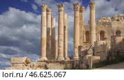 Temple of Zeus, Jordanian city of Jerash (Gerasa of Antiquity), capital and largest city of Jerash Governorate, Jordan. Against the background of a beautiful sky with clouds. 4K, time lapse, with zoom. Стоковое видео, видеограф Владимир Журавлев / Фотобанк Лори
