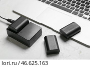 Ноутбук и фототехника на фоне стола. Стоковое фото, фотограф Pixel_shot / Фотобанк Лори
