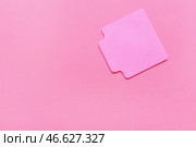 Бумажки для заметок на розовом фоне. Стоковое фото, фотограф Pixel_shot / Фотобанк Лори