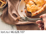 Поедание вкусного пирога с говядиной, вид сверху. Стоковое фото, фотограф Pixel_shot / Фотобанк Лори