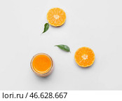 Баночка вкусного мандаринового варенья на белом фоне. Стоковое фото, фотограф Pixel_shot / Фотобанк Лори