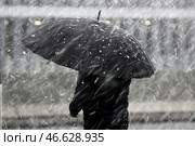Прохожий под зонтом во время снегопада. Стоковое фото, фотограф Сергей Фадеичев / ТАСС / Фотобанк Лори
