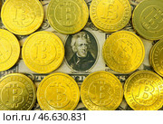 Физические монеты криптовалюты биткойн и купюры номиналом 20 долларов США. Стоковое фото, фотограф Петр Ковалев / ТАСС / Фотобанк Лори