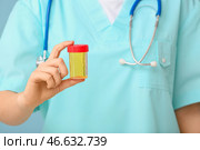 Доктор, держа образец мочи, крупным планом. Концепция урологии. Стоковое фото, фотограф Pixel_shot / Фотобанк Лори