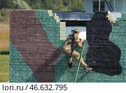 Военнослужащий во время прохождения полосы препятствий. Стоковое фото, фотограф Виталий Невар / ТАСС / Фотобанк Лори