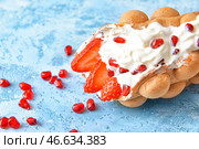 Вкусные сладкие пузырьки вафельные на цветном фоне. Стоковое фото, фотограф Pixel_shot / Фотобанк Лори