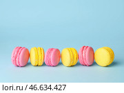 Вкусные макаруны на цветном фоне. Стоковое фото, фотограф Pixel_shot / Фотобанк Лори