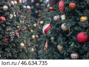 Игрушки на новогодних елках. Стоковое фото, фотограф Сергей Фадеичев / ТАСС / Фотобанк Лори