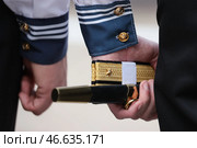 Морской кортик и погоны в руках военнослужащего. Стоковое фото, фотограф Сергей Мальгавко / ТАСС / Фотобанк Лори